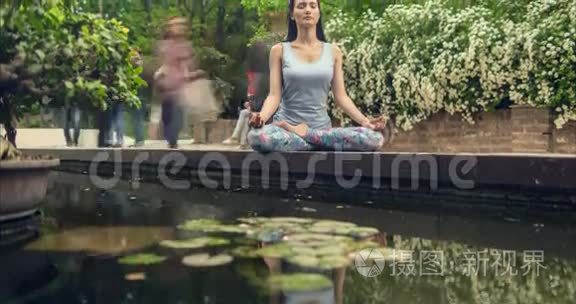 坐在瑜伽姿势里的女人视频