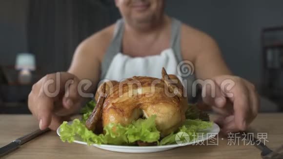 肥胖男性喜欢美味的烤鸡、暴饮暴食和垃圾食品