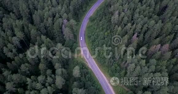 空中观景。 飞过马路。 跟踪车