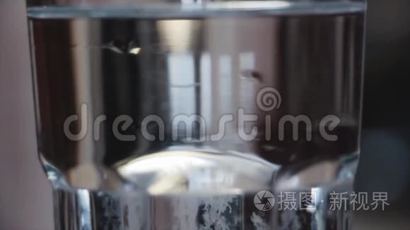 背景上有绿色灯的鼓泡水侧面视图 框架 空气气泡在水下的空鱼水族馆 Mp4格式视频下载 正版视频编号o 摄图新视界视频库 背景上有绿色灯的鼓泡水侧面视图 框架 空气气泡在水下的空鱼水族馆 Mp4格式视频下载 正版视频编号o 摄图新视界视频库