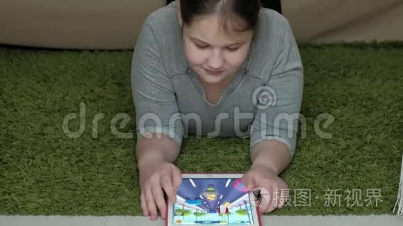 女孩在房间里玩平板电脑，上网，休息