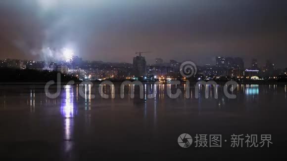 城市上空夜空中的烟花视频