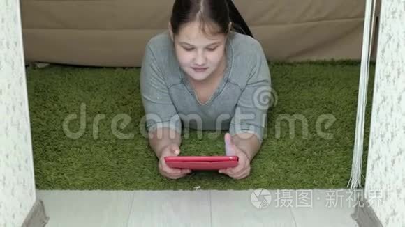 女孩在房间里玩平板电脑，上网，休息