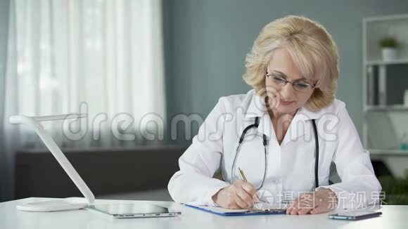 女医师开处方填写病人病历