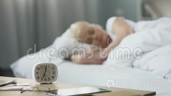 美丽的中年女士睡在床上。 在觉醒之前的一刻。 健康