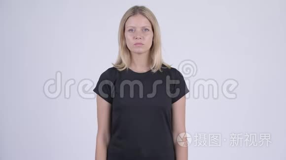 年轻愤怒的金发女人指着摄像机视频