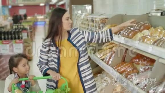 女人和女儿在超市买新鲜面包