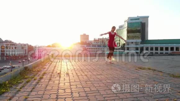 年轻女子芭蕾舞演员在屋顶上训练她的舞蹈-灿烂的日落