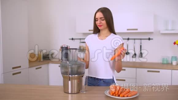 女人用离心机准备水果蔬菜汁