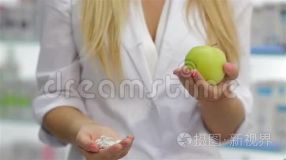 药剂师拿着苹果和药丸视频