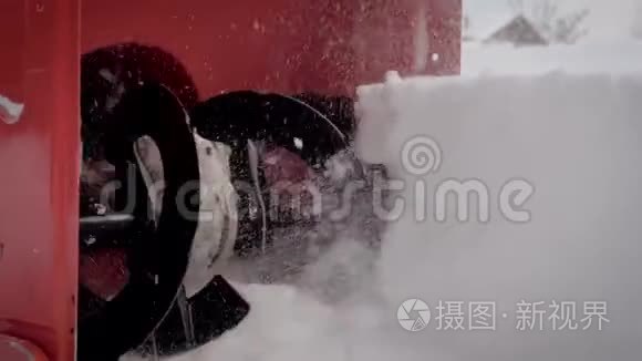 雪犁旋转叶片的特写可以去除雪后的积雪