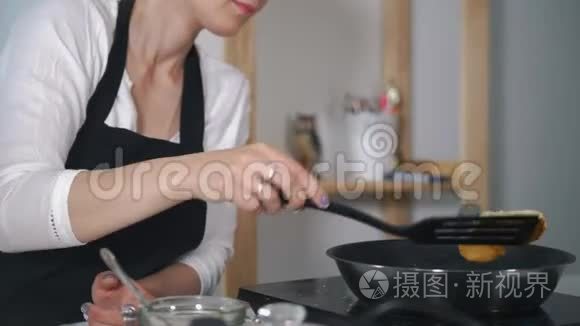 女人和女儿在平底锅自制的干酪薄煎饼里吃薯条