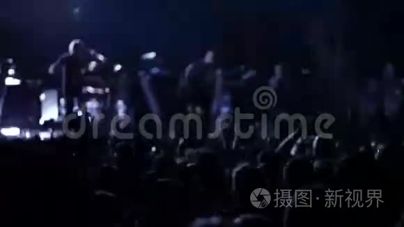一场流行音乐会上的匿名人群视频