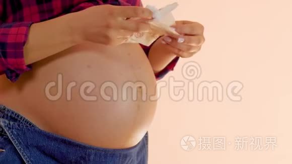 为婴儿出生准备尿布的年轻孕妇。 中弹