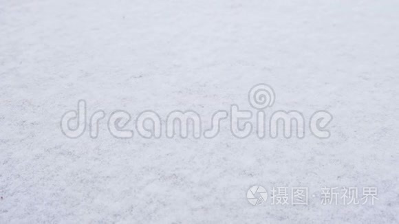 外面寒冷的冬天早晨，覆盖着厚厚的积雪的质地。