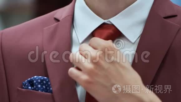 白衬衫上的白人手矫正红领带视频