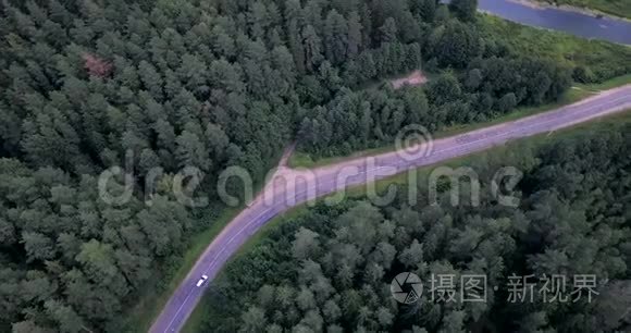 空中观景。 飞过马路。 跟踪车