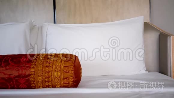 女服务员在旅馆里放白色枕头视频