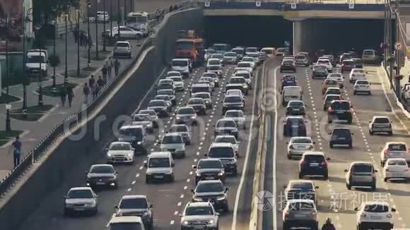 高速公路上繁忙的交通视频