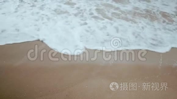 海水冲刷沙滩的清晨海滩视频