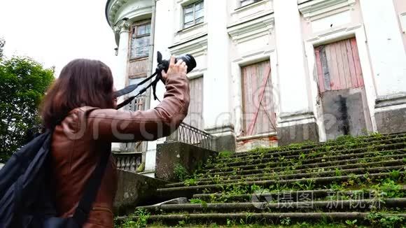 摄影师移除沙皇时代庄园的门面视频