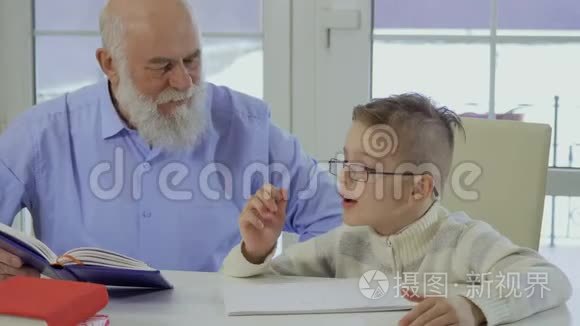 孙子请爷爷帮他做作业视频