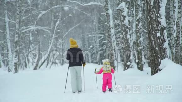 女人和小女孩滑雪视频