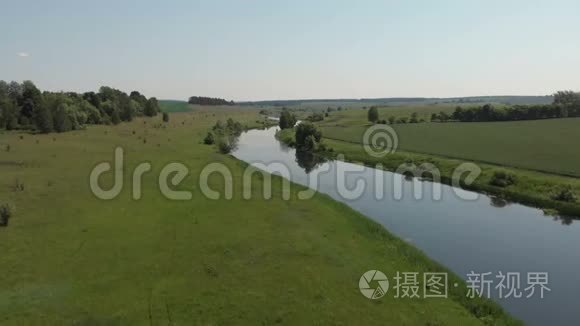 河的顶部景色，两岸环绕着树木和草地，从顶部空中俯瞰
