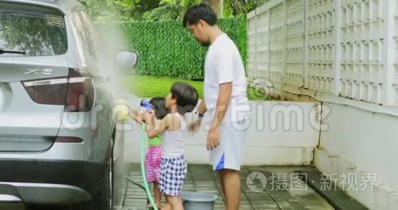 父亲和他的孩子们在洗车视频