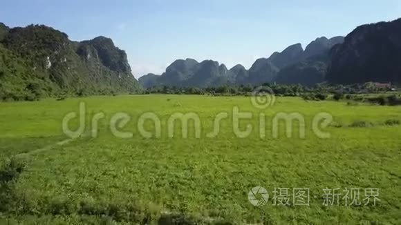 地面和山脉上空的空中运动视频