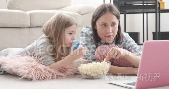 妈妈带着女儿吃爆米花看电影视频