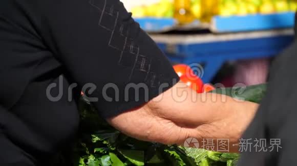 在市场上出售慢动作蔬菜的女士视频