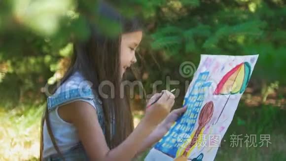 夏日公园的草地上，一个微笑的白种人女孩用水粉画画