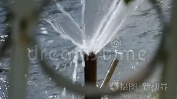 水从水管中跳动视频