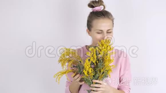 带黄色含羞花的年轻可爱女子视频