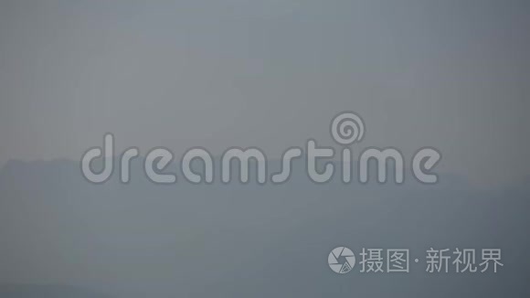 意大利科莫湖雾中的山脉视频