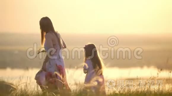 日落时分，母女俩在山上采花编花圈