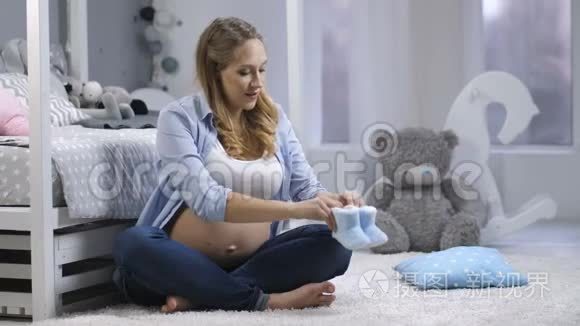 希望妈妈把婴儿鞋踩在地毯上视频