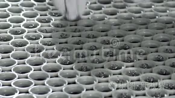 工人把泉水做成塑料的形状