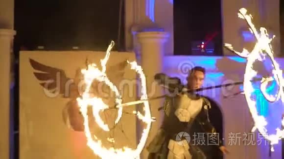 一个身穿盔甲手中拿着火轮的人视频