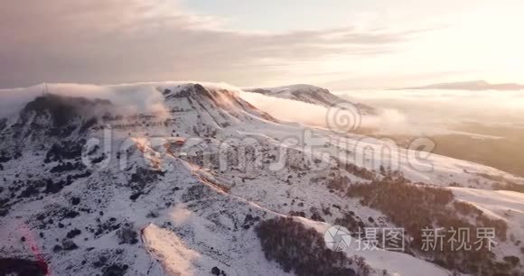 巨大的空中景观山景的雪块岩石在阳光下。