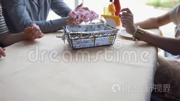 服务员的双手为年轻人提供餐具视频