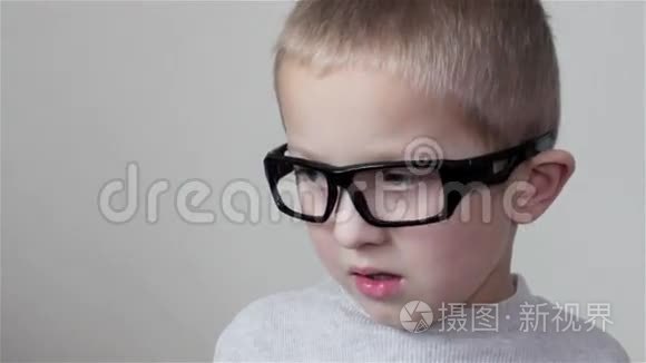 孩子往旁边看