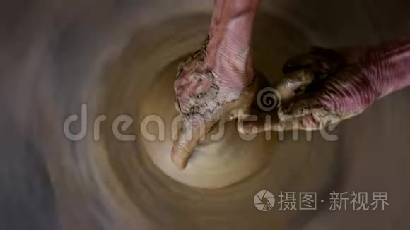 上景女陶工手工制作陶罐