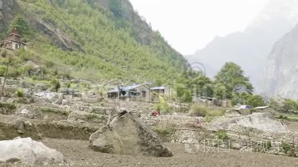 在尼泊尔普罗克村附近的马纳斯鲁山上徒步旅行的游客。