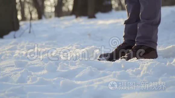 穿着靴子的男人慢慢地踢雪视频
