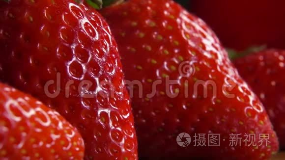 水滴滴在成熟的大草莓上视频