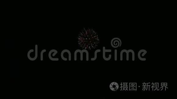 在漆黑的夜空中燃放烟火视频