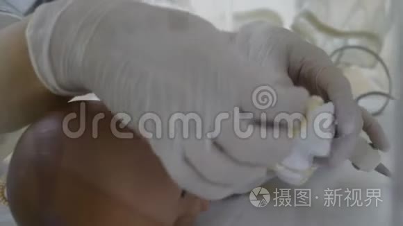 快乐的母性观念。 新生儿孵化器，重症医院治疗：CCU，ICU，国际电联。 早产儿