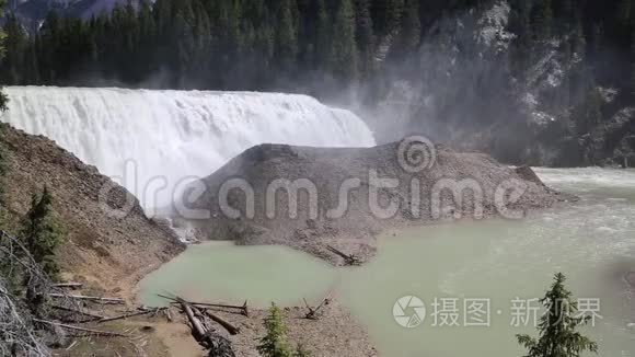 在瓦帕塔瀑布看风景